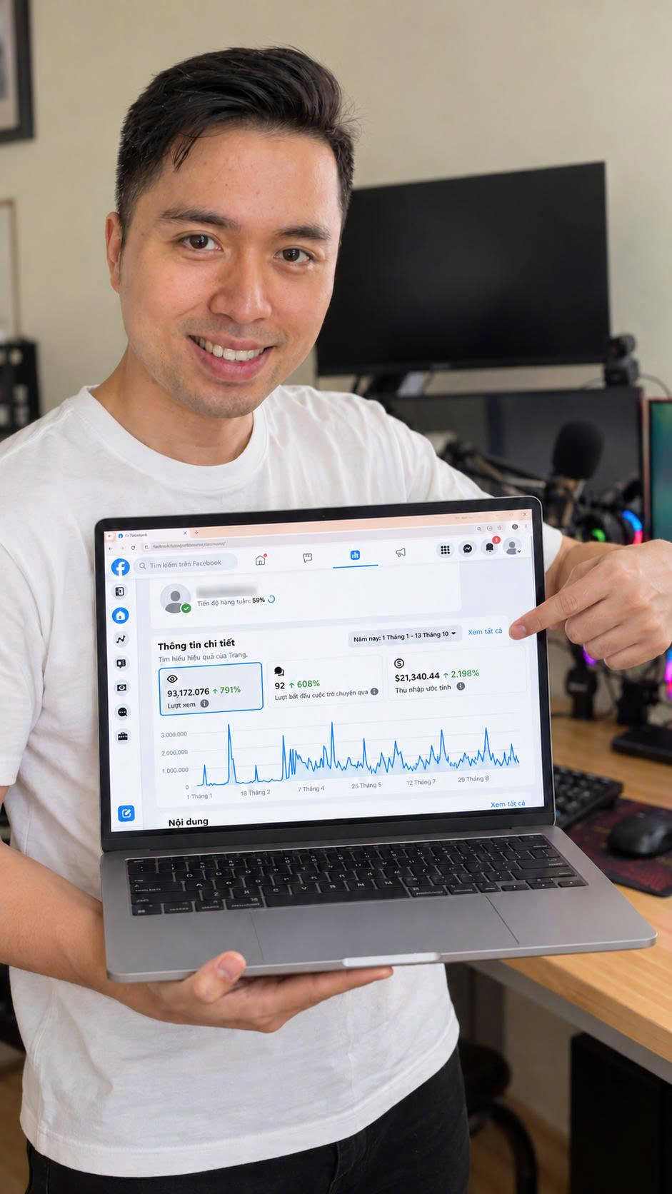 Trương Cảnh Thắng cầm laptop hiển thị kết quả Facebook